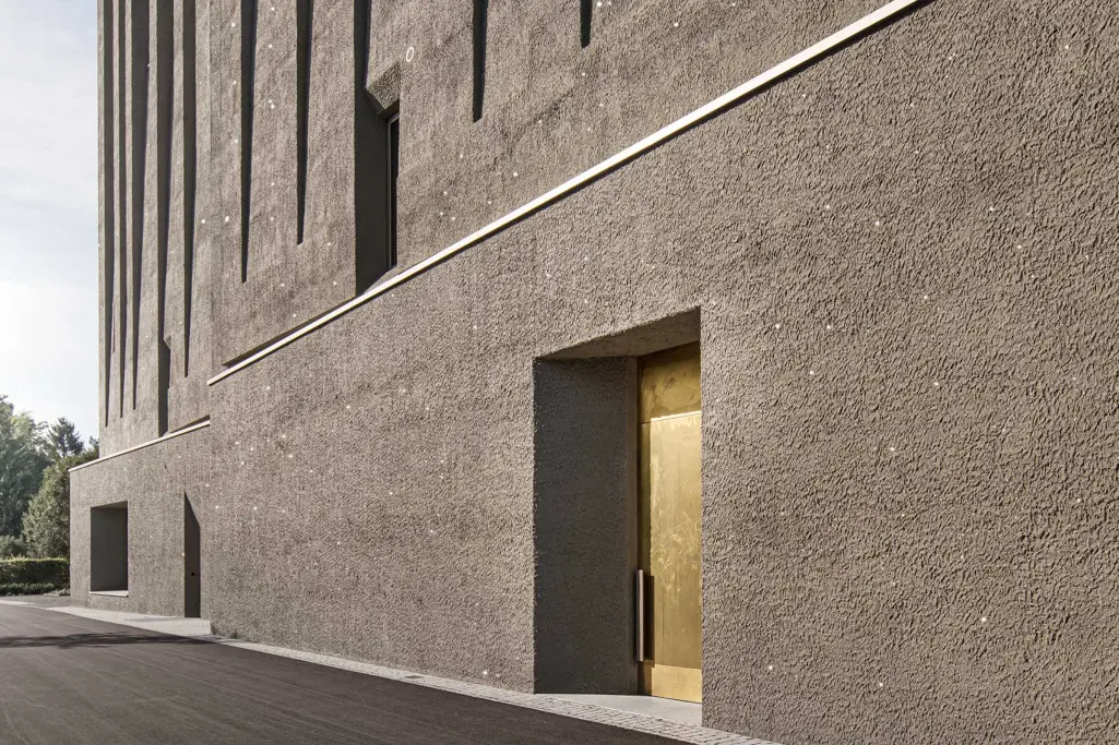 Oblikovanje fasade s fasadnim ometom: lesketajoča fasada z mineralnim zaključnim ometom in steklenim