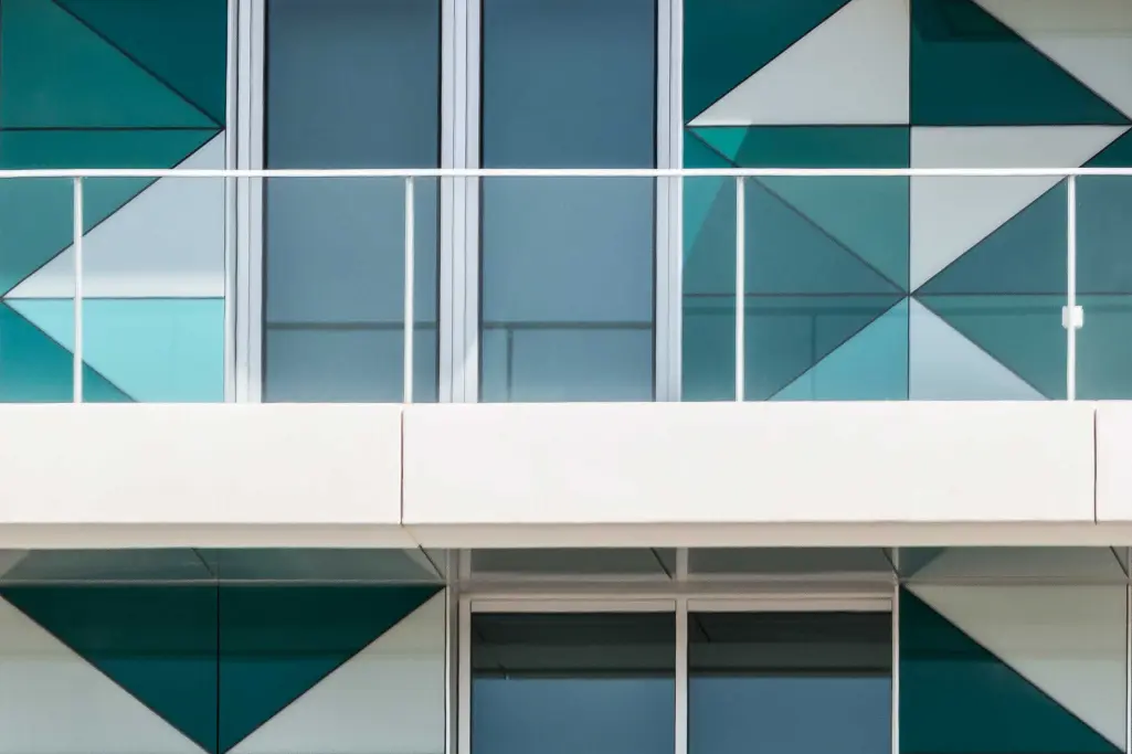Oblikovanje modernih fasad s steklom, steklena prezračevana fasada podjetja Sto