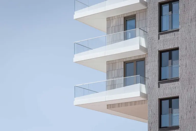 Raznovrstni fasadni materiali: izolirana fasada s kombinacijo materialov klinkerja in naravnega kamna