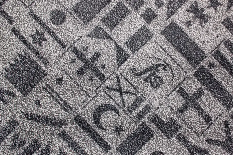 Fasadni materiali: belo-siva površina, struktura ometa StoSignature, tehnika šablon