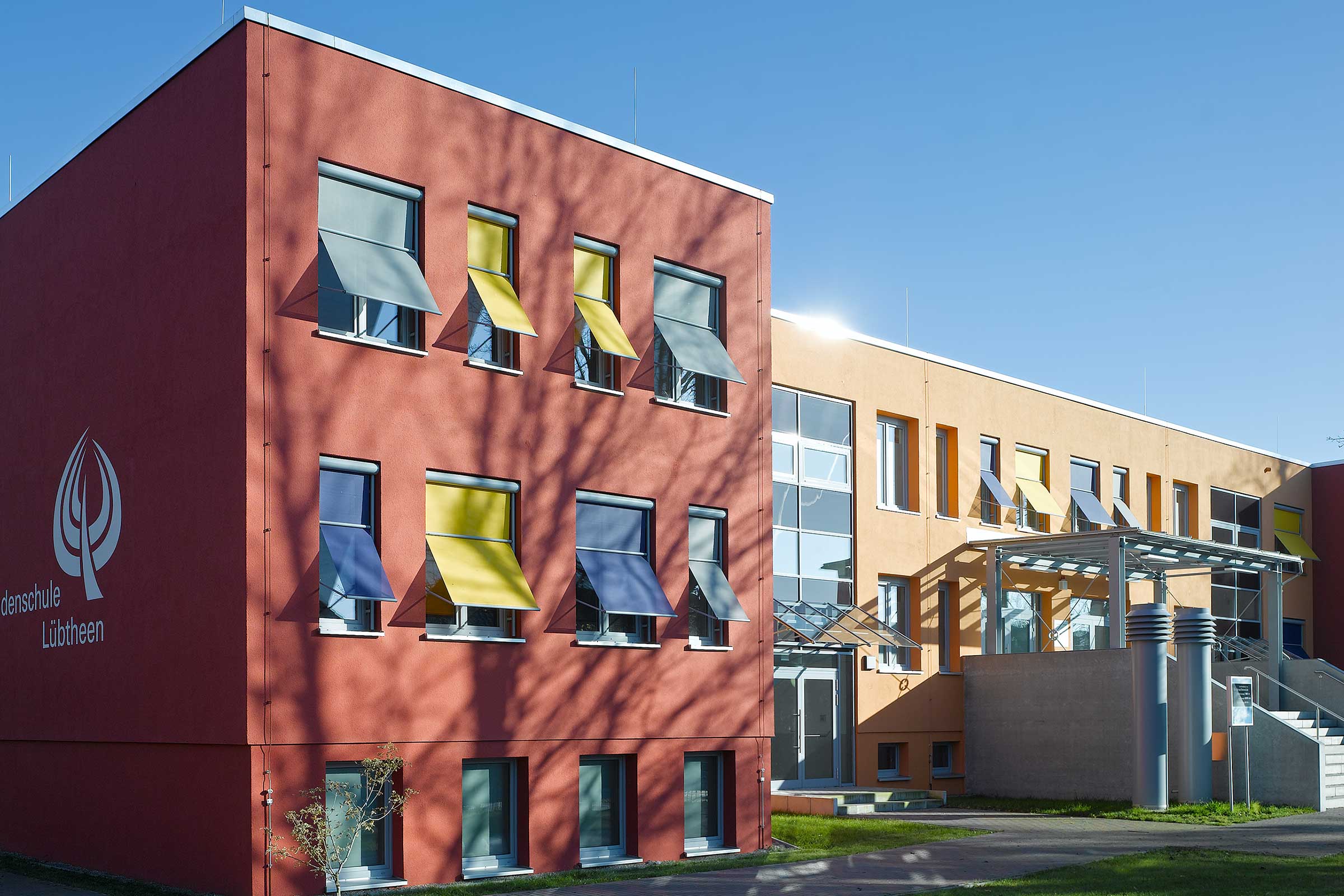 Fasadna barva: disperzijska barva StoColor Jumbosil rdeče in oranžne barve na ETICS podjetja Sto.