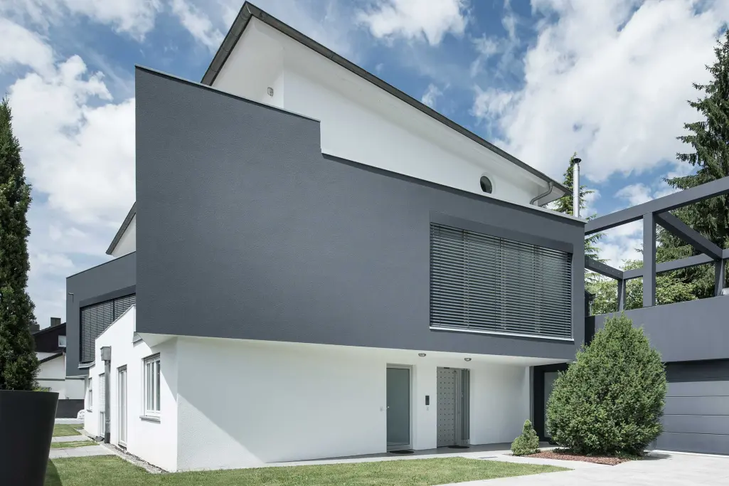 Fasadna barva sive in bele barve: StoColor Dryonic® za dolgotrajno suhe fasade