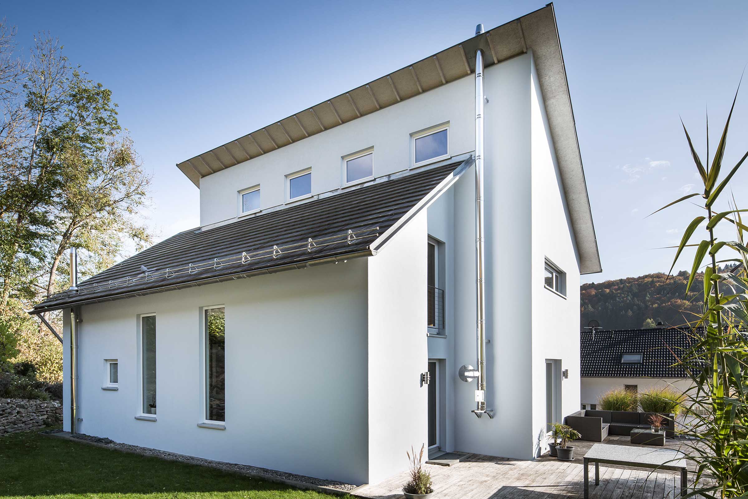 Bela fasadna barva: hišna fasada s silikatno fasadno barvo StoColor Solical, premazano z belo.