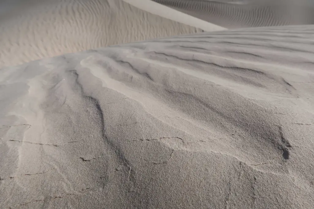 Fasadni omet s peskom kot osnovnim materialom, mineralen