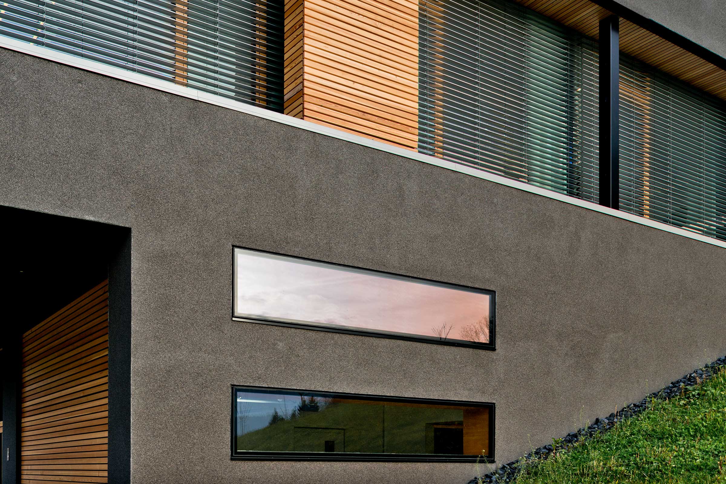 Omet z barvnimi kamenčki: detajl fasade z ometom iz naravnega kamna StoSuperlit