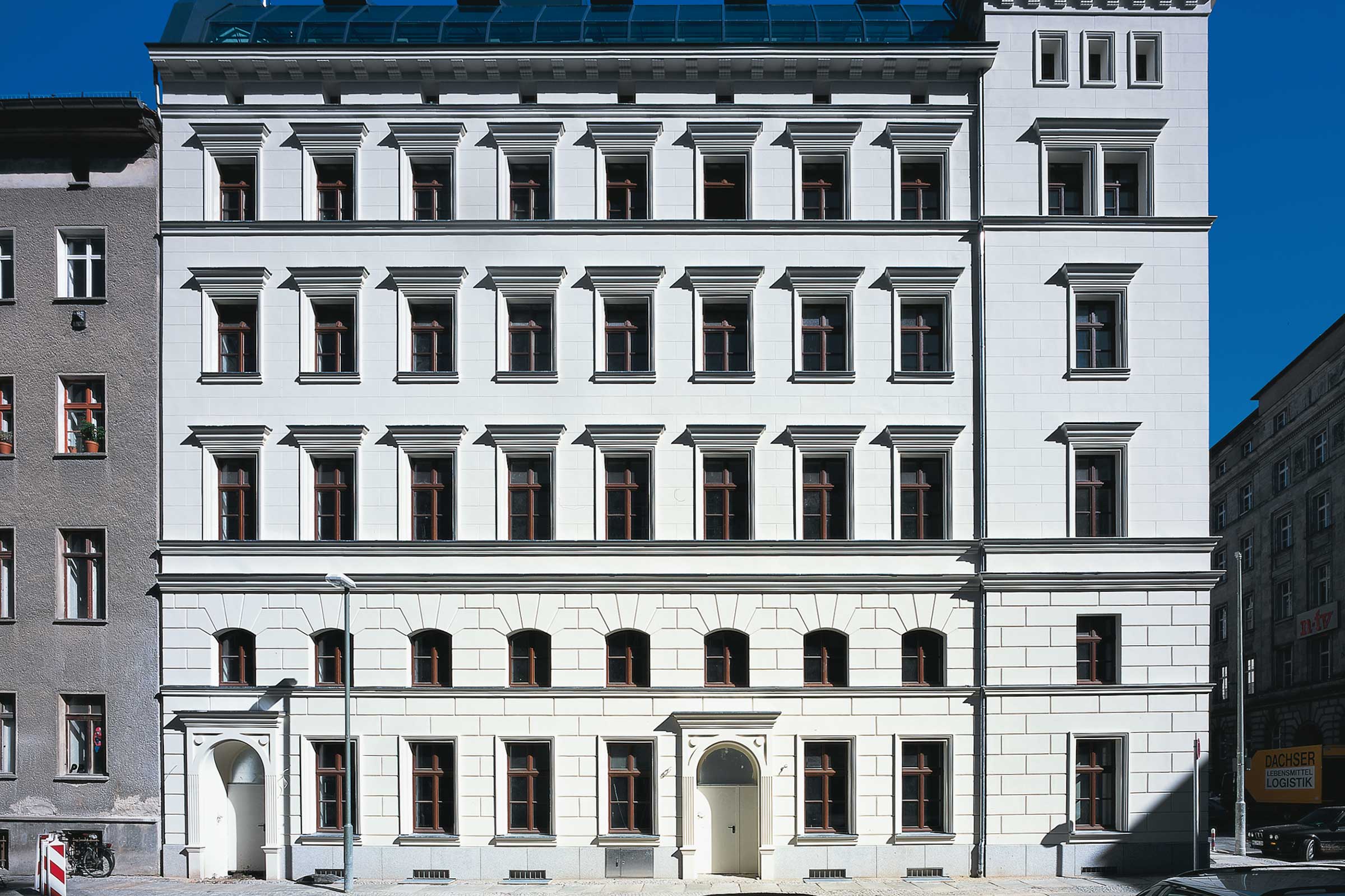 Sanacija s fasadnim ometom in kontaktnim fasadnim sistemom: silikatni omet StoSil na Stotherm Vario