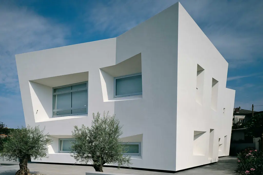 Fasadni omet StoLotusan® z Lotus-Effect® Technology: bela fasada poslovne zgradbe