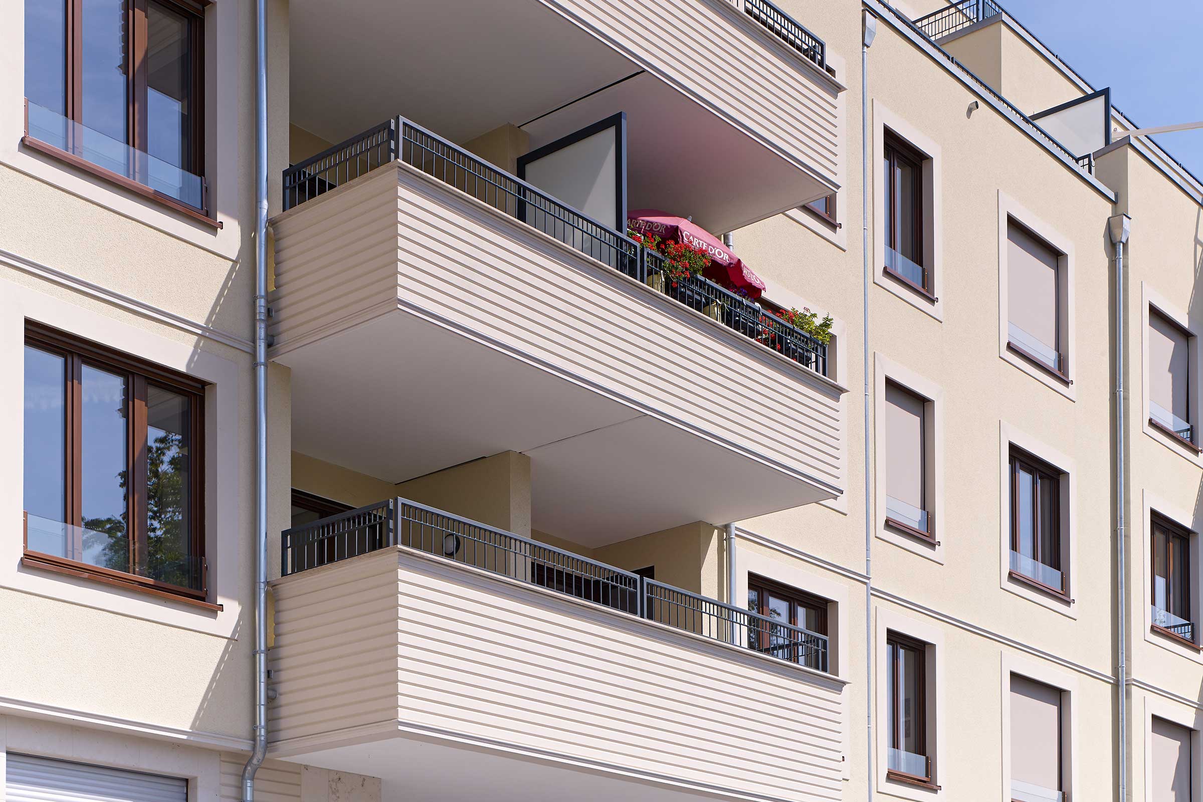 Fasada z ometom stanovanjske in poslovne zgradbe, praskani omet bež barve StoMiral Edelkratzputz 