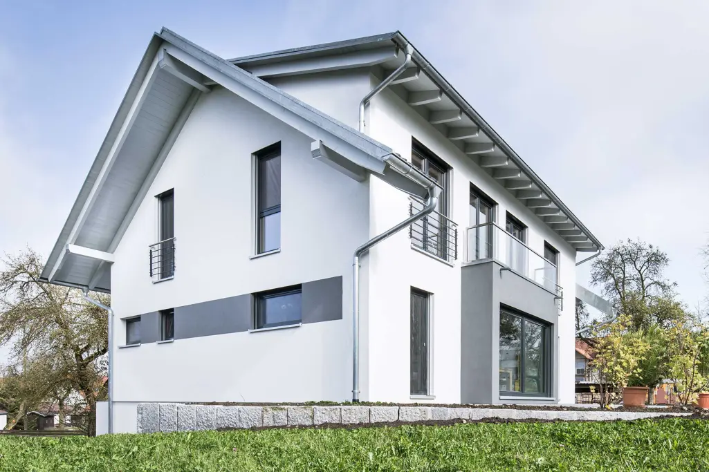 Fasadni omet StoSilco® blue: bela fasada z ometom na enodružinski hiši z ometom s silikonsko smolo