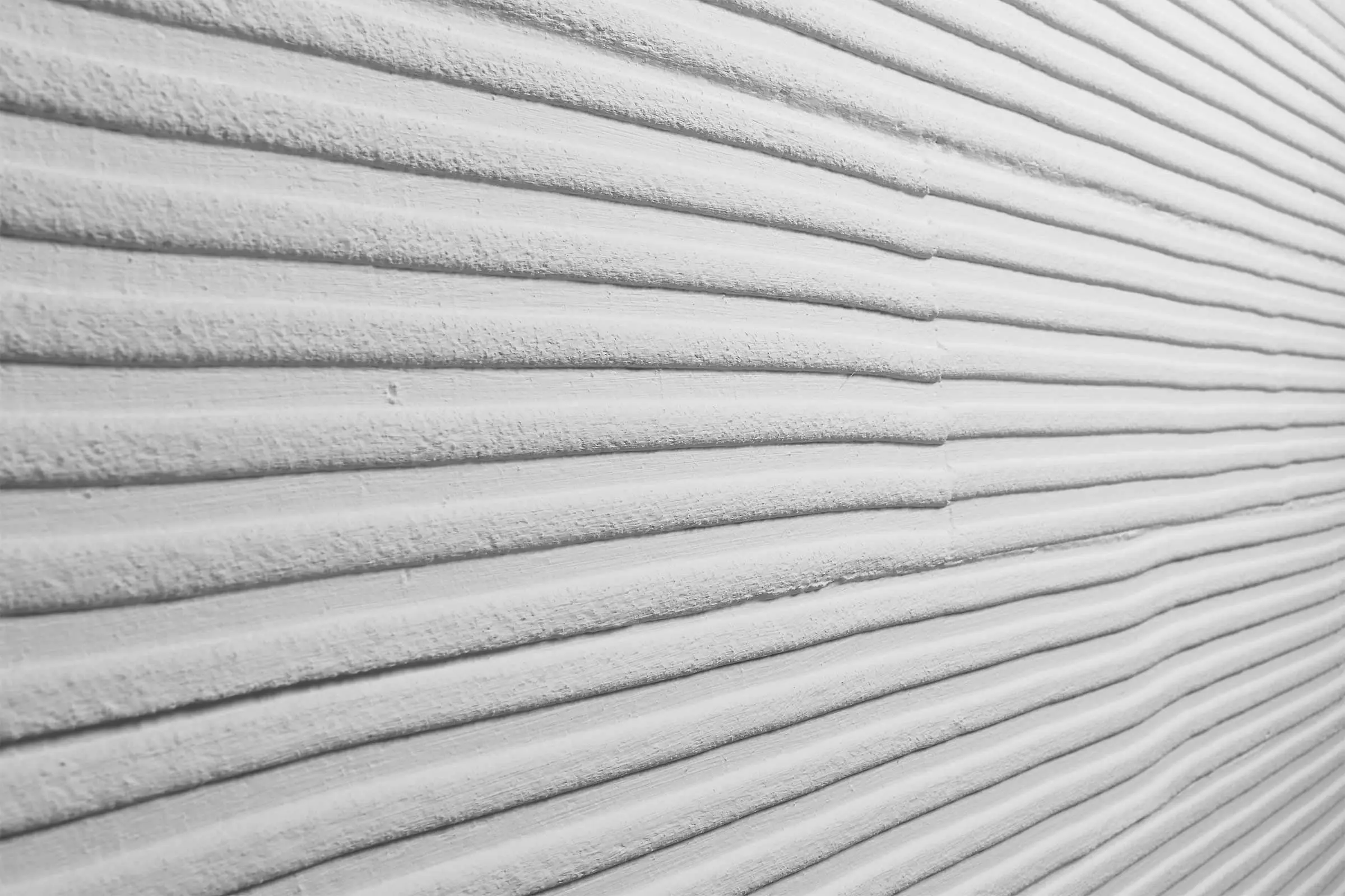 Omet z grebenastim vzorcem, fasadni omet StoSignature Textur Linear 30, groba siva površina ometa