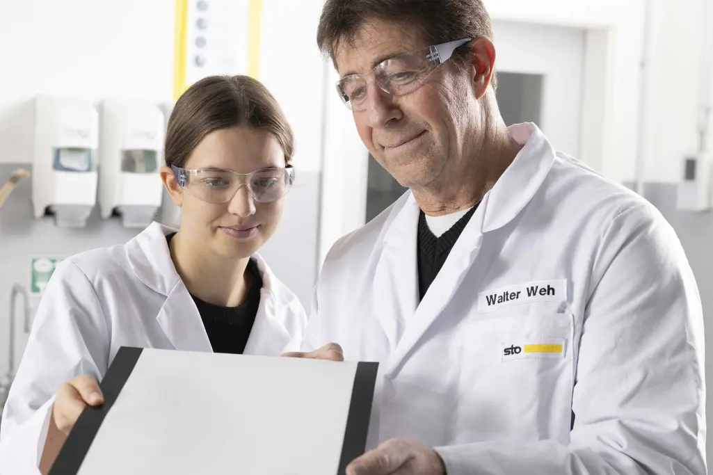 Razvoj pralne barve StoColor PuraClean, 2 sodelavca laboratorija podjetja Sto