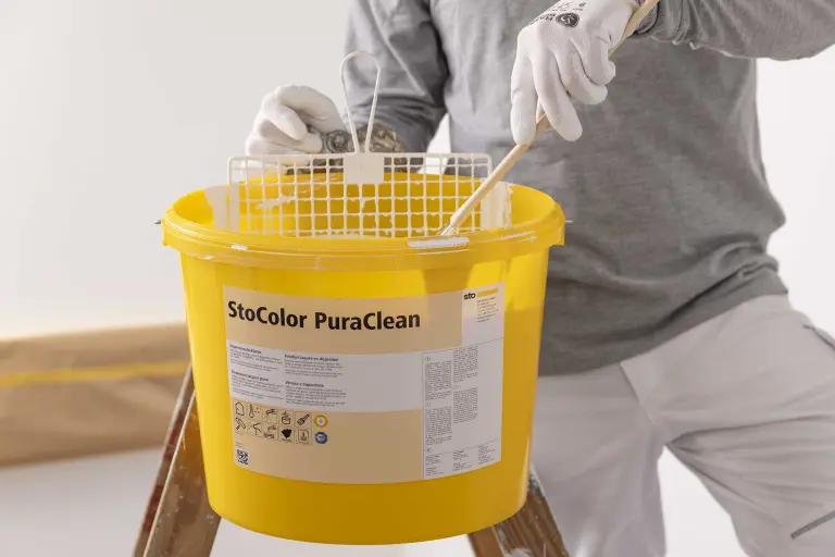 Pralna stenska barva StoColor PuraClean, obdelava notranje barve v rumenem vedru