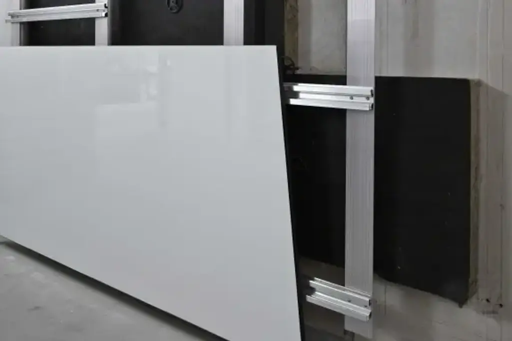 Podkonstrukcija obešene prezračevane fasade: obešena prezračevana fasada StoVentec Glass s podkonstr