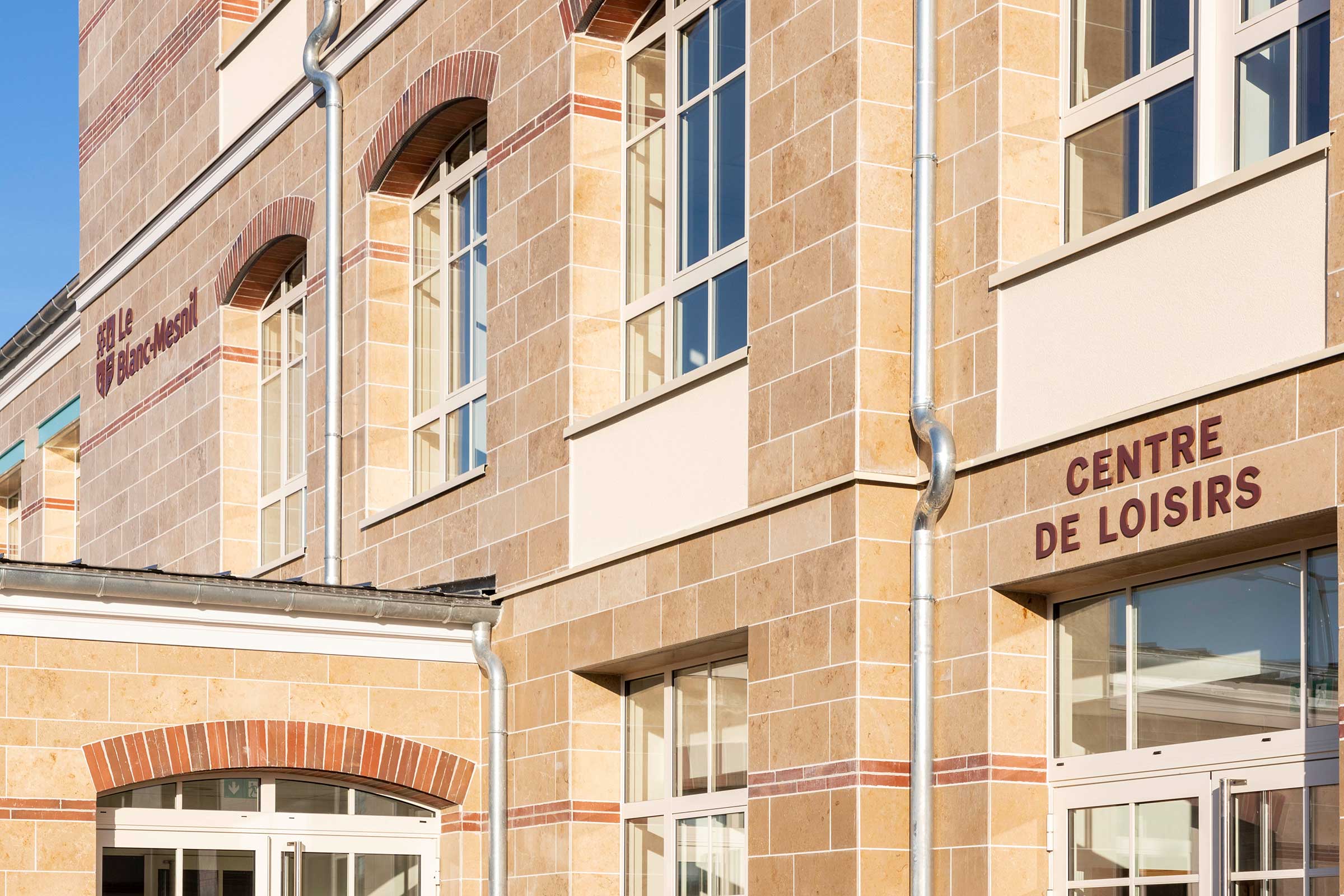 Obešena prezračevana fasada: prezračevana fasada z naravnim kamnom StoVentec S. Fasada z naravnim ka