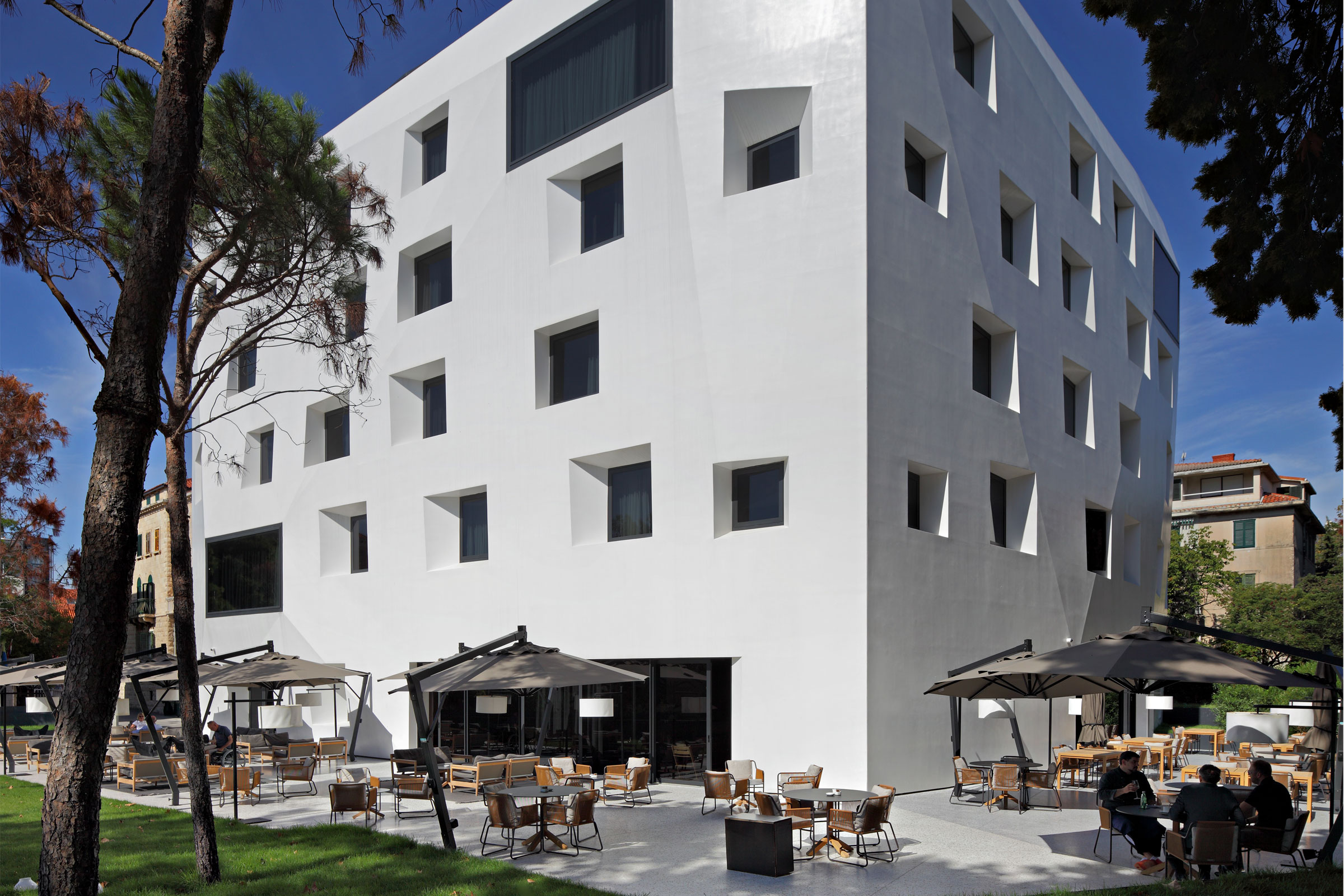 Neenakomerni, trikotni prelomi na beli fasadi z ometom Briig Boutique hotela v Splitu