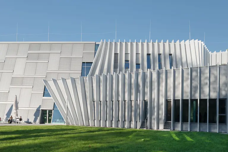 V praksi preverjena obešena prezračevana fasada z nosilno ploščo za omet