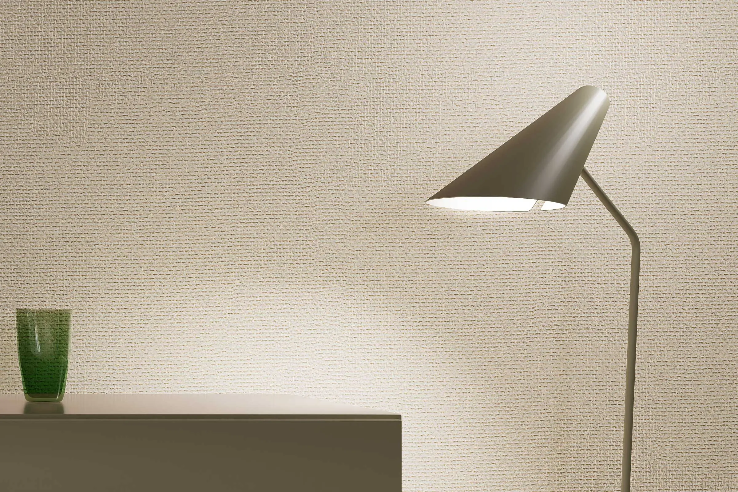 Oblikovanje sten v jedilnici, detajl luči pred steno bež barve, Interior Colors 24+