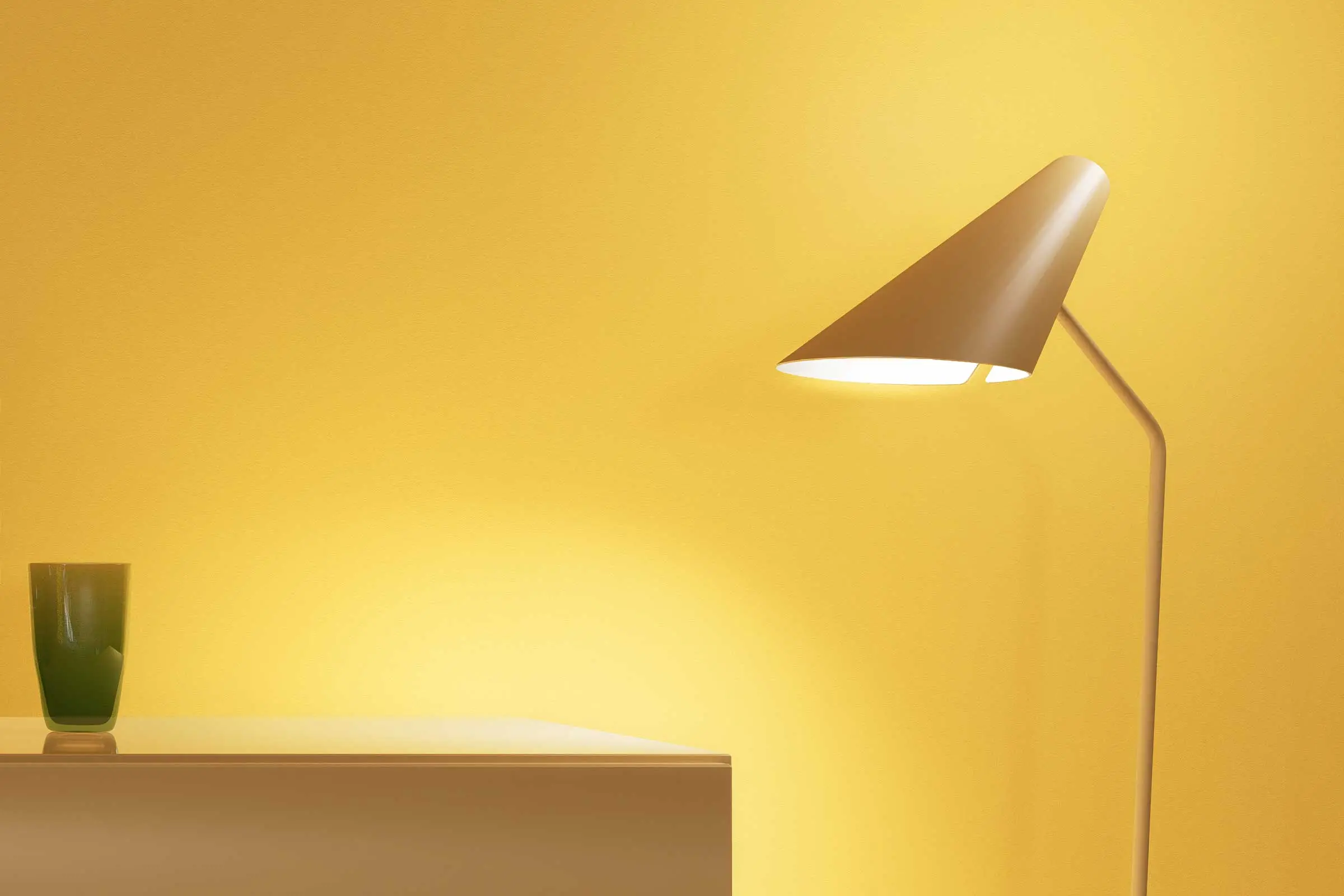 Oblikovanje sten v jedilnici, detajl luči pred rumeno stensko površino, Interior Colors 24+