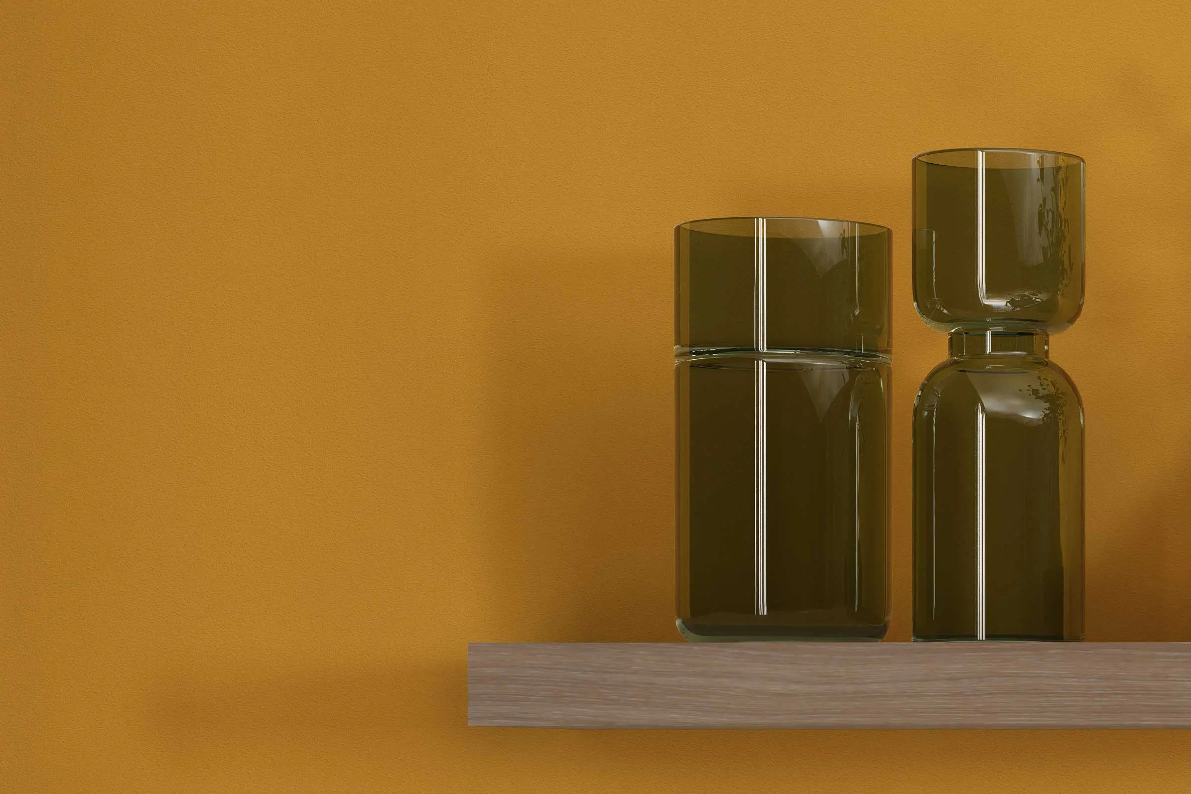 Oblikovanje sten v jedilnici, detajl stenskega regala z okrasnimi vazami pri rumeni stenski površini