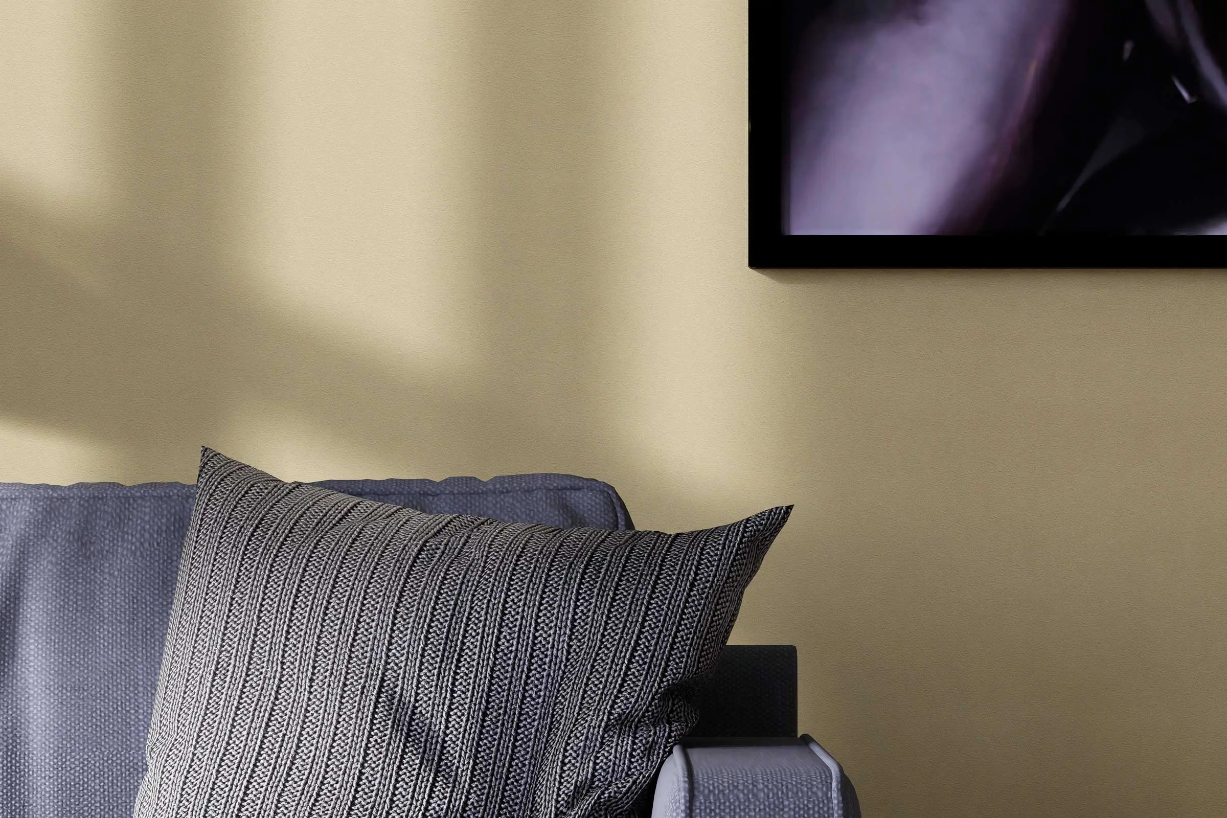 Oblikovanje sten v spalnici, detajl sedeža z vzglavnikom pred rumeno steno, Interior Colors 24+