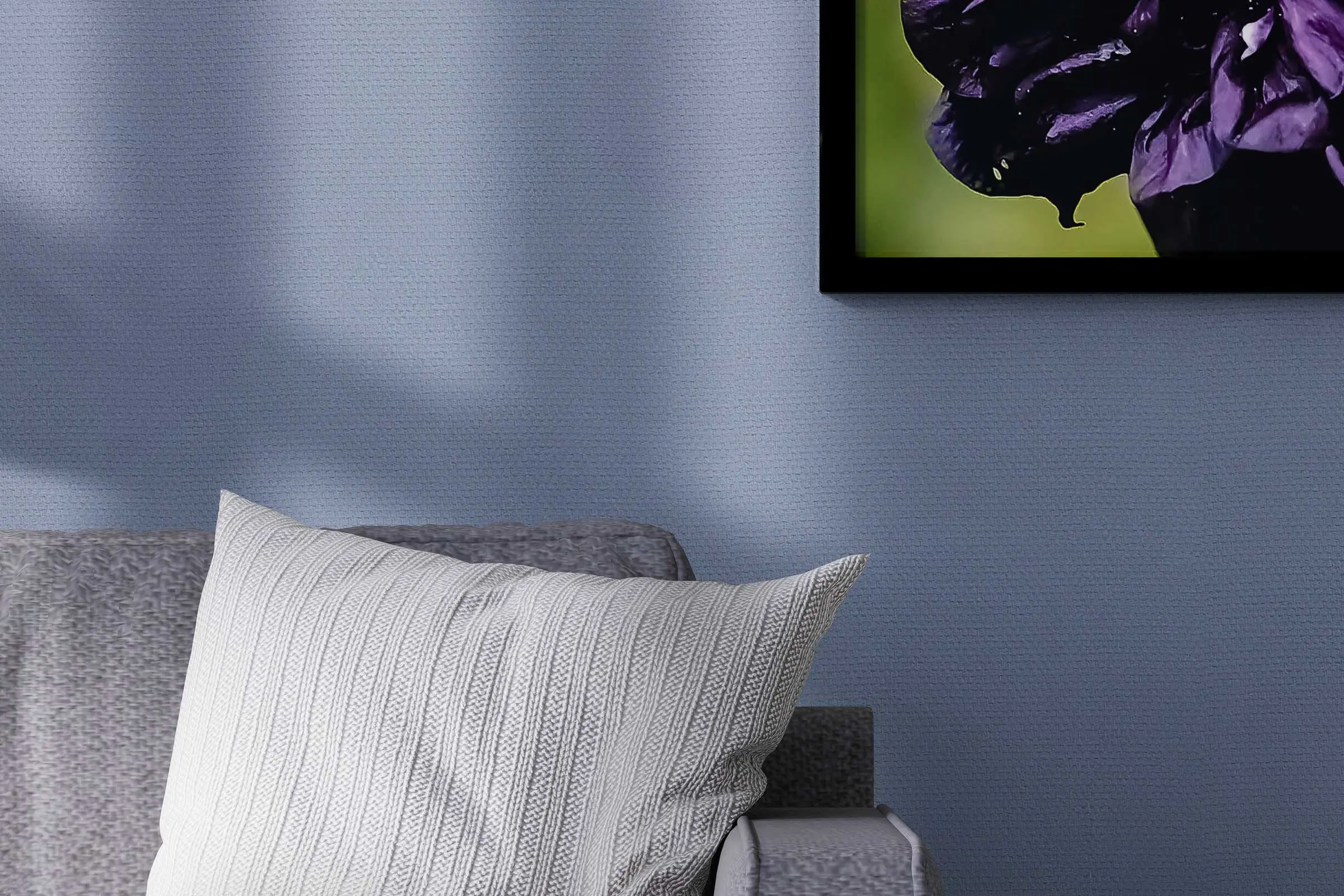 Oblikovanje sten v spalnici, detajl sedeža z vzglavnikom pred modro steno, Interior Colors 24+